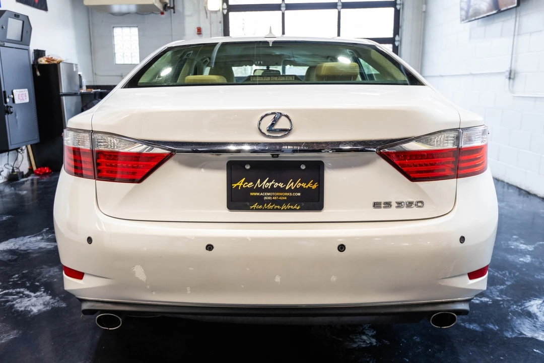2014 Lexus ES 6th Gen - Image 9 of 31