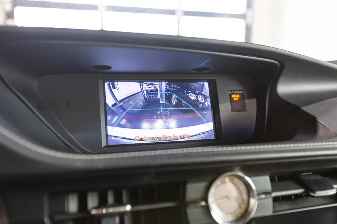 2014 Lexus ES 6th Gen - Image 27 of 31