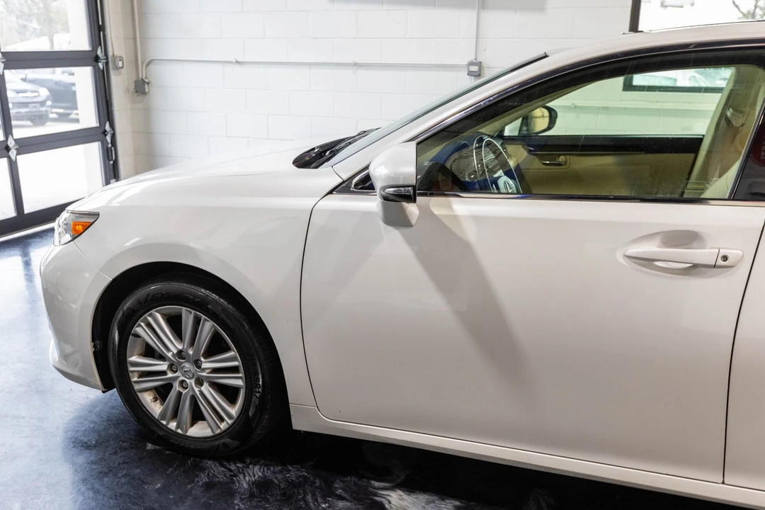 2014 Lexus ES 6th Gen - Image 3 of 21