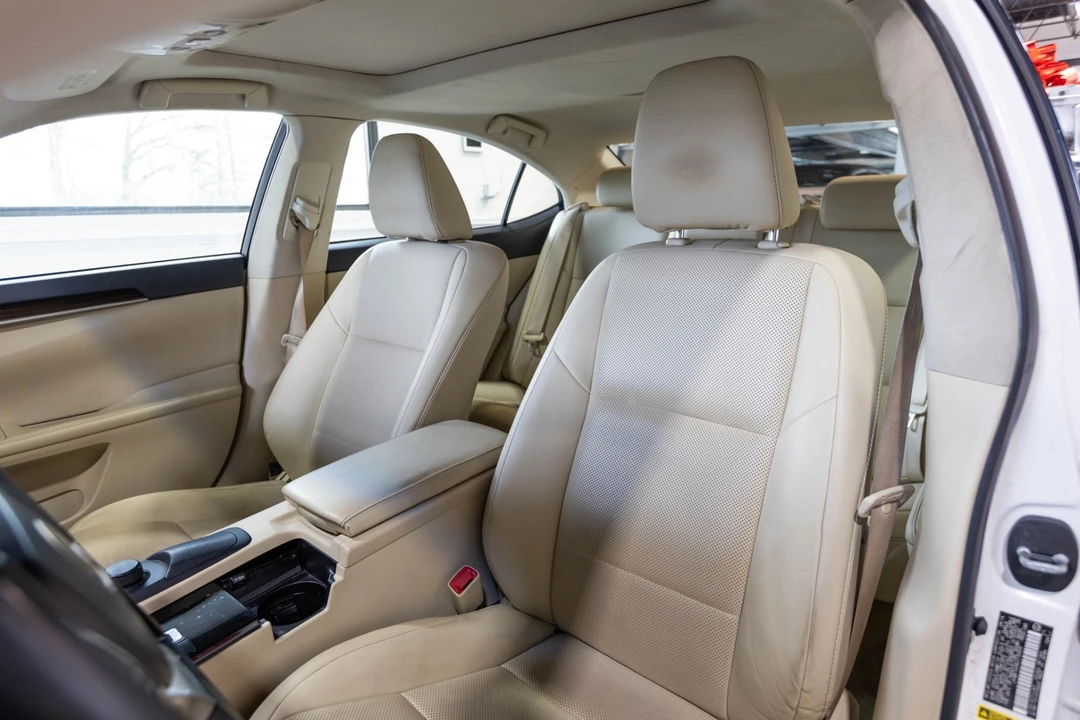 2014 Lexus ES 6th Gen - Image 20 of 21