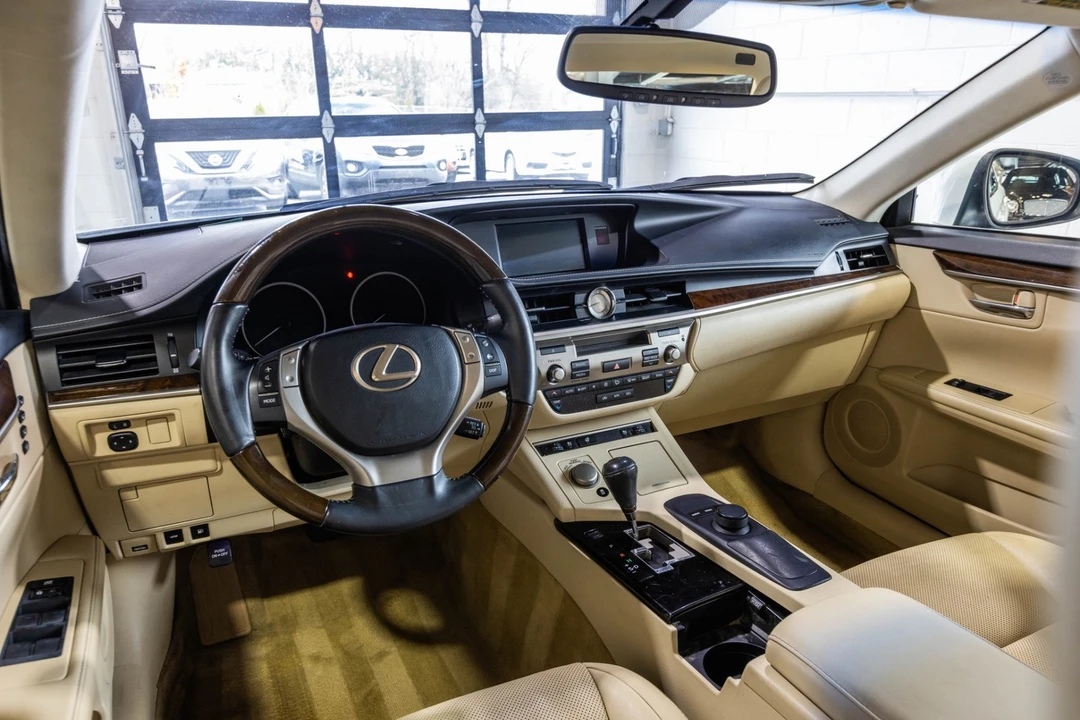 2014 Lexus ES 6th Gen - Image 19 of 31