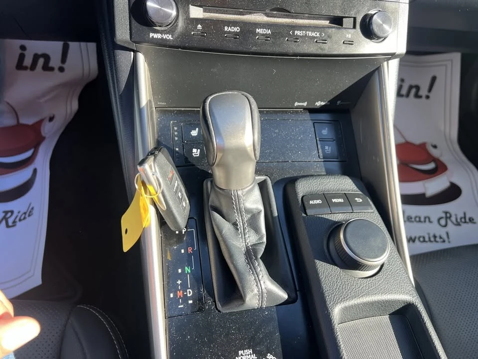 2014 Lexus IS - Image 17 of 18