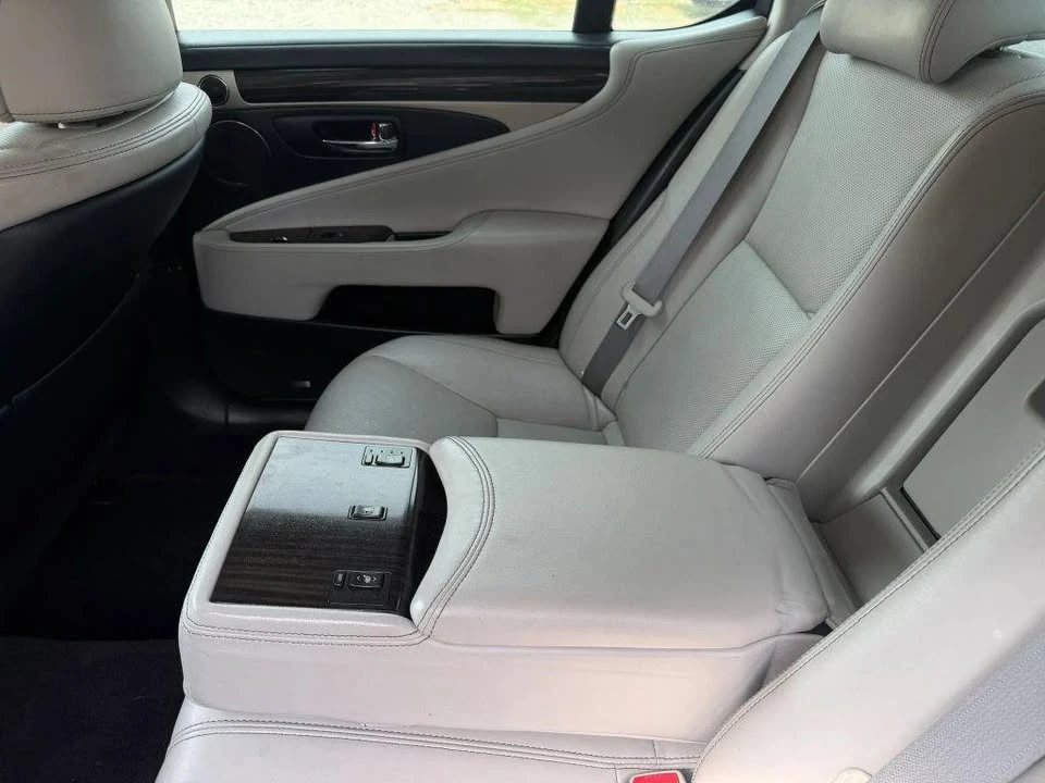 2014 Lexus LS 4th Gen - Image 18 of 20