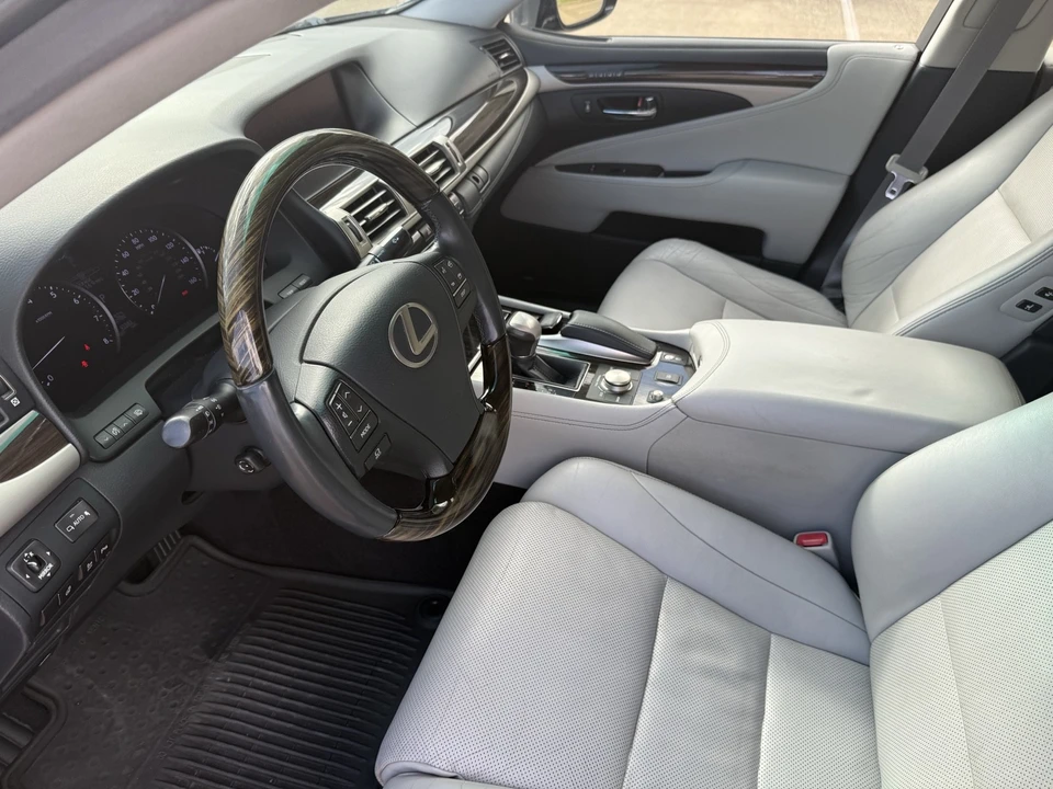 2014 Lexus LS 4th Gen - Image 14 of 23