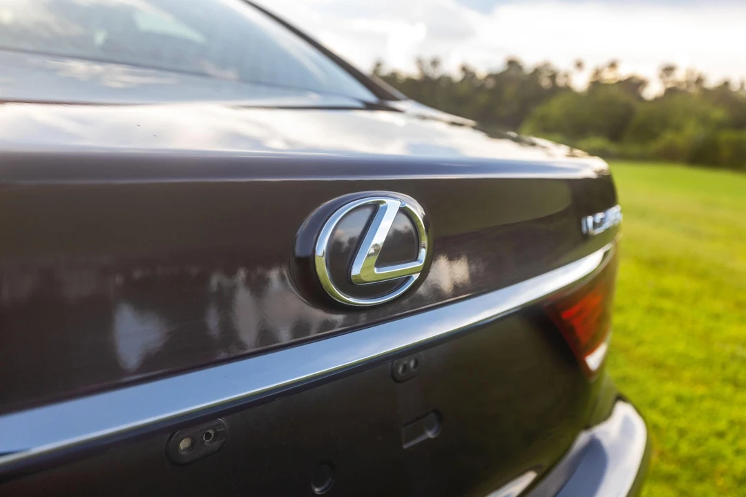 2014 Lexus LS 4th Gen - Image 25 of 31