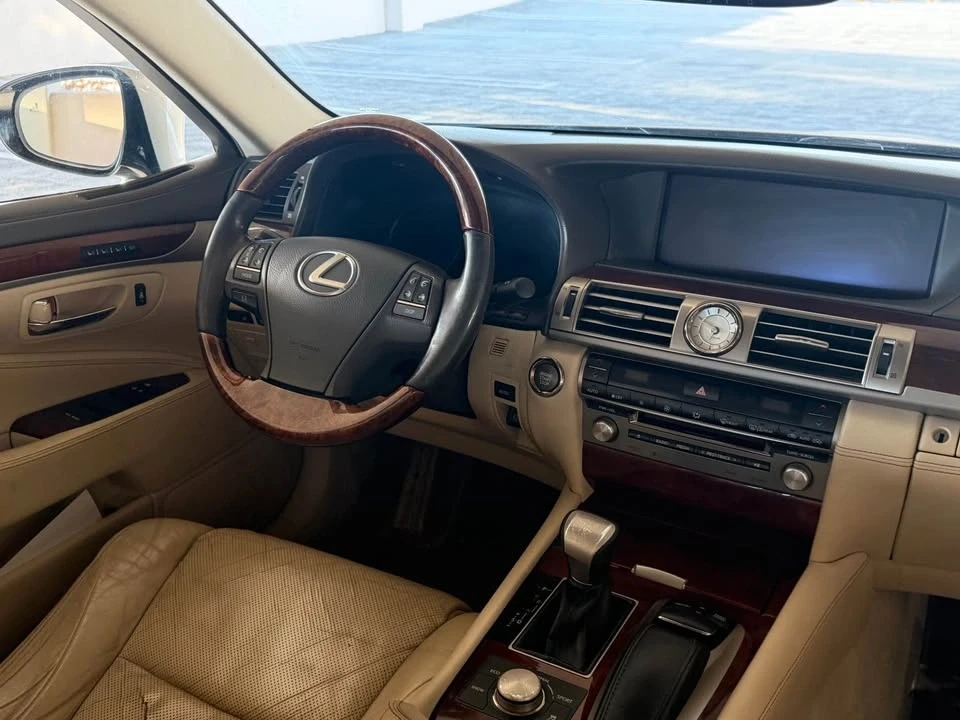 2014 Lexus LS 4th Gen - Image 11 of 19