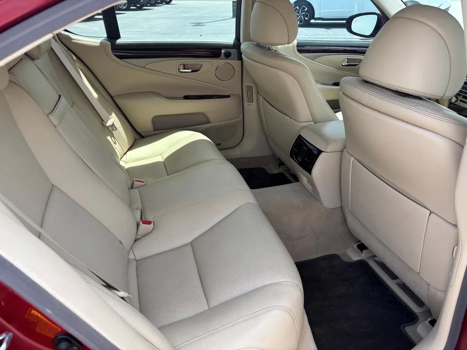 2014 Lexus LS 4th Gen - Image 19 of 20