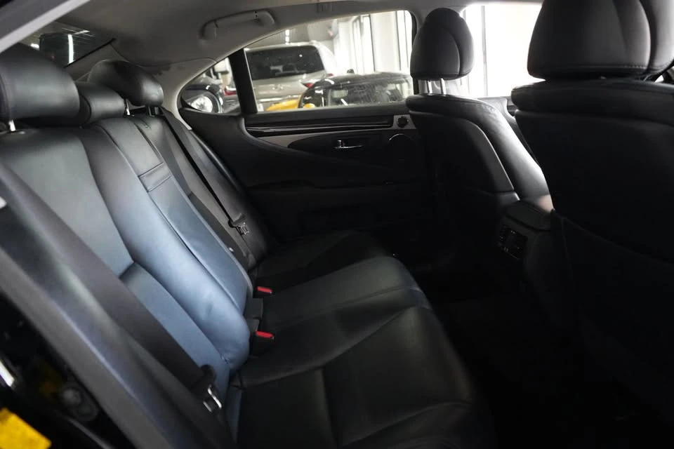 2014 Lexus LS 4th Gen - Image 15 of 20