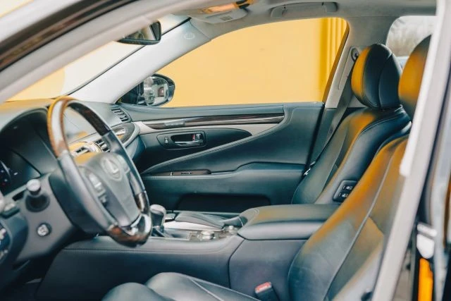 2014 Lexus LS 4th Gen - Image 12 of 31
