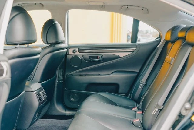 2014 Lexus LS 4th Gen - Image 17 of 31