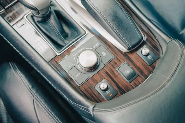 2014 Lexus LS 4th Gen - Image 15 of 31