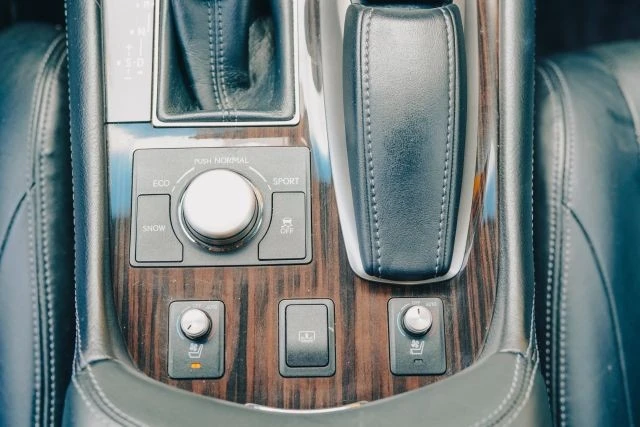 2014 Lexus LS 4th Gen - Image 25 of 31