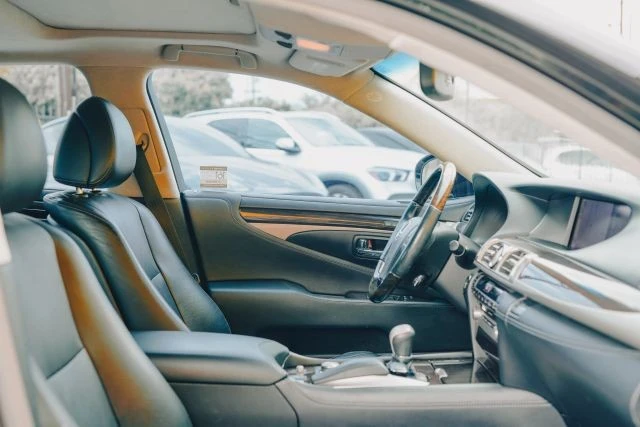 2014 Lexus LS 4th Gen - Image 20 of 31