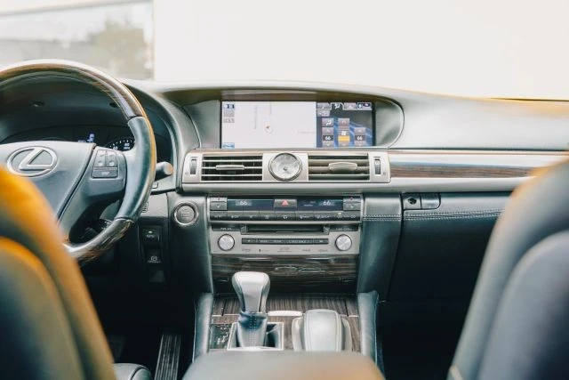 2014 Lexus LS 4th Gen - Image 24 of 31
