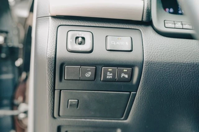 2014 Lexus LS 4th Gen - Image 14 of 31