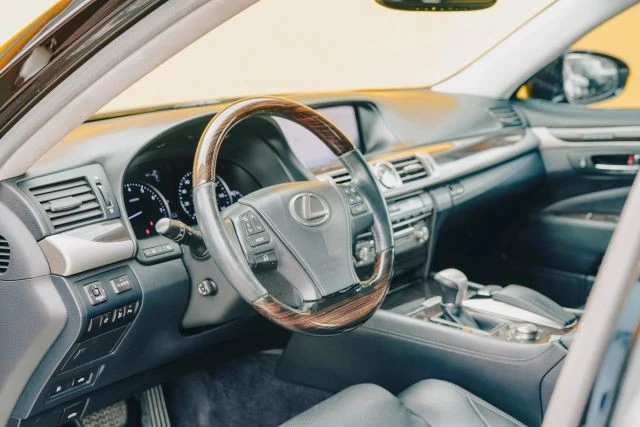 2014 Lexus LS 4th Gen - Image 11 of 31