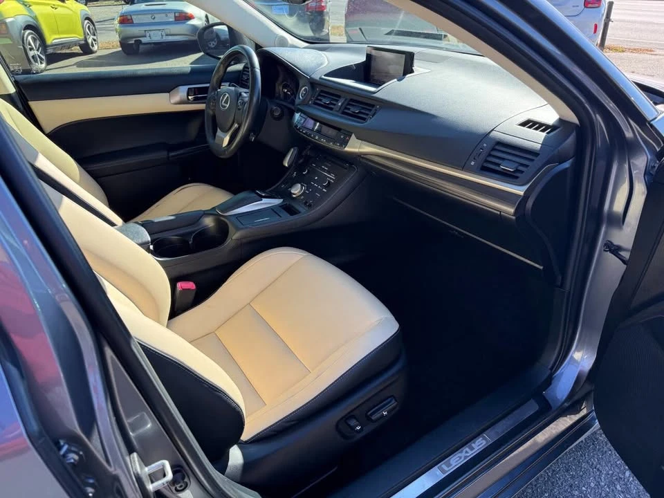 2014 Lexus CT - Image 12 of 20
