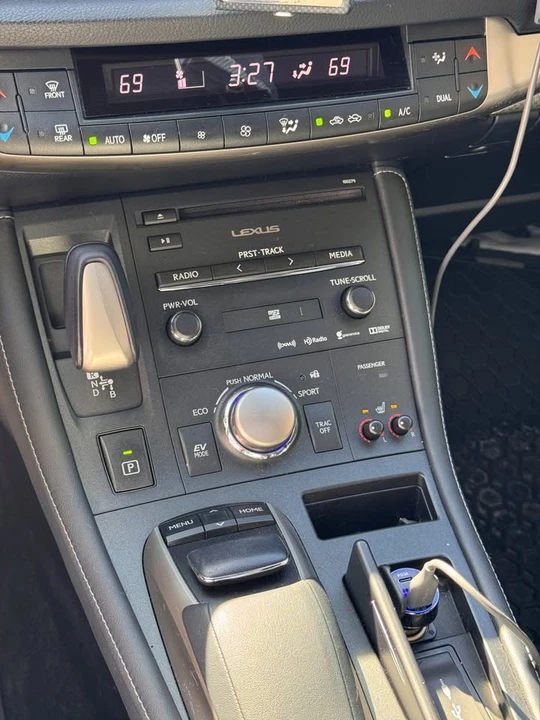 2014 Lexus CT - Image 9 of 16