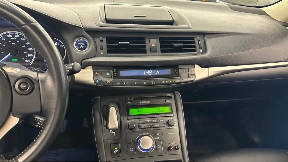 2014 Lexus CT - Image 10 of 13
