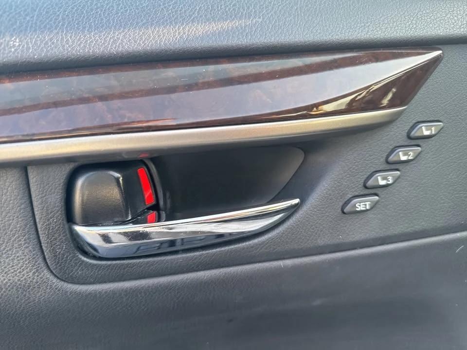 2014 Lexus ES 6th Gen - Image 8 of 17