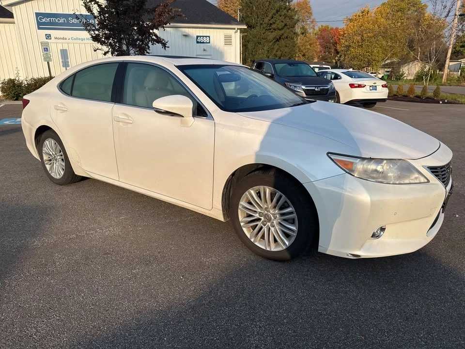 2014 Lexus ES 6th Gen - Image 2 of 17