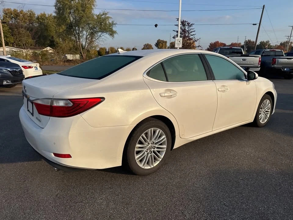2014 Lexus ES 6th Gen - Image 4 of 17