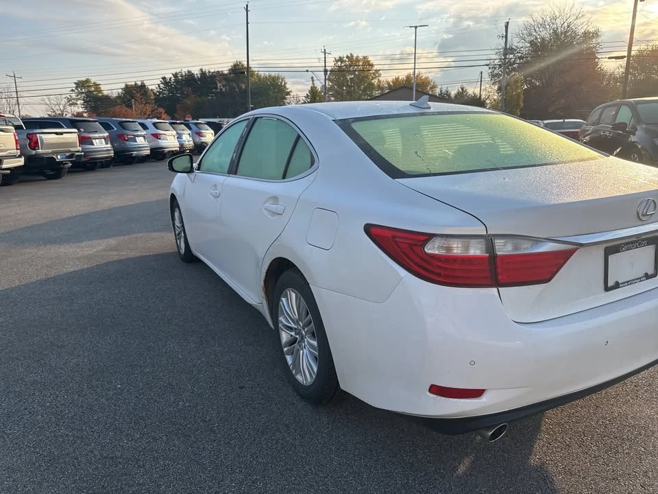 2014 Lexus ES 6th Gen - Image 5 of 17