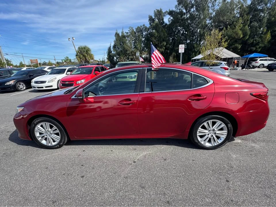 2014 Lexus ES 6th Gen - Image 5 of 13