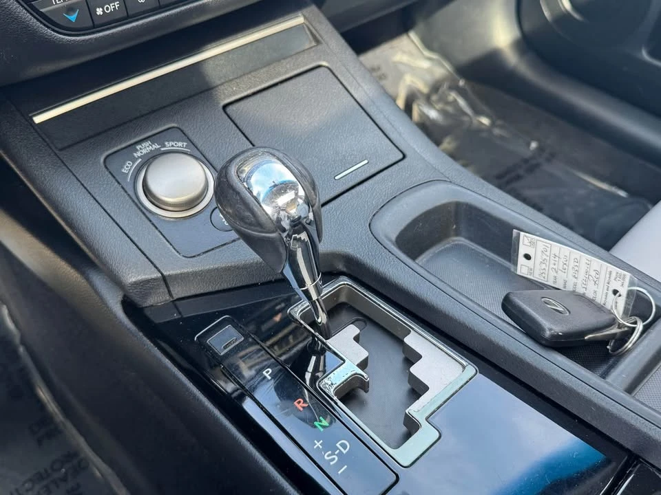 2014 Lexus ES 6th Gen - Image 11 of 13