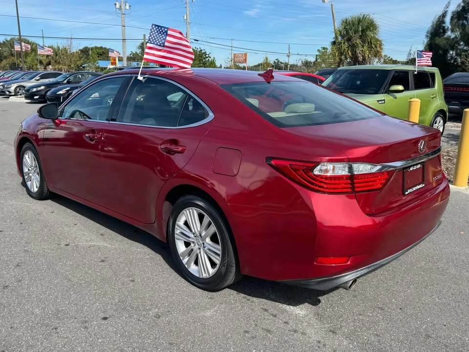 2014 Lexus ES 6th Gen - Image 4 of 13