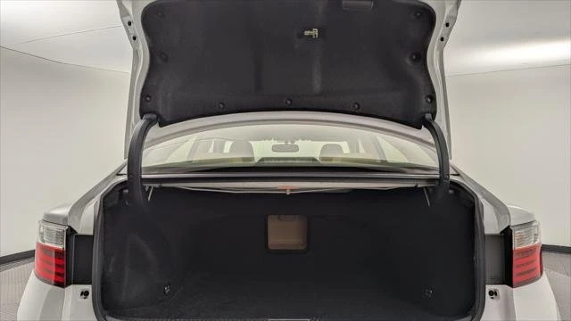 2014 Lexus ES 6th Gen - Image 15 of 20