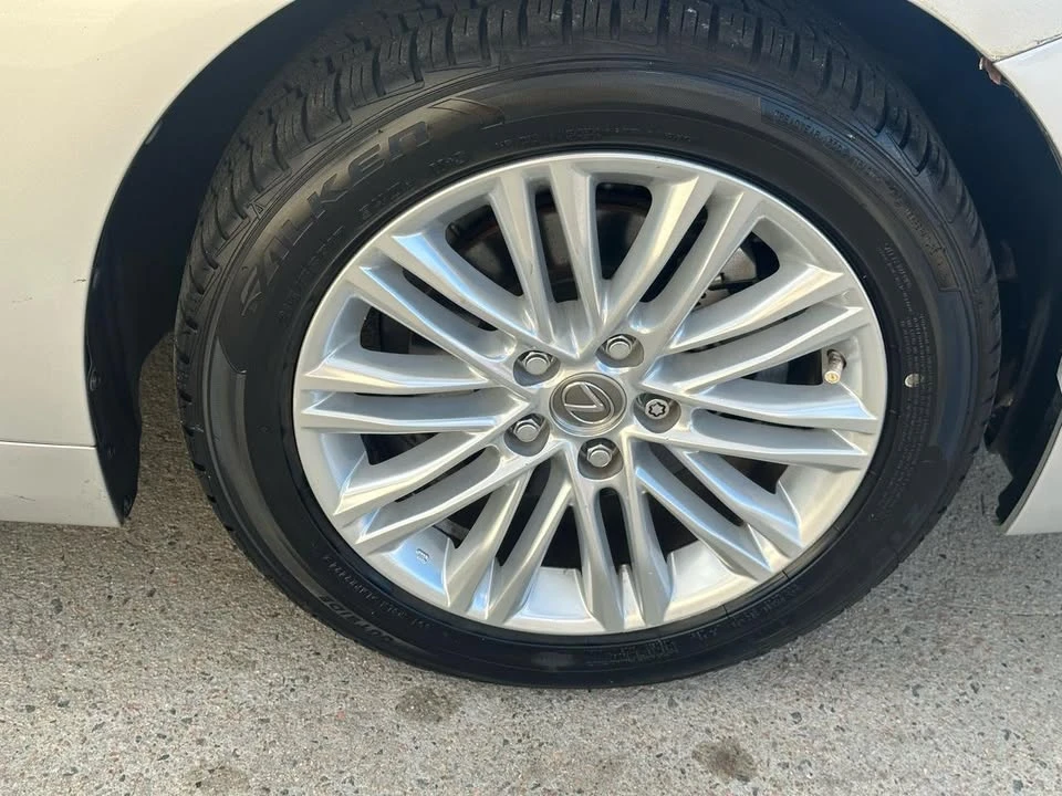 2014 Lexus ES 6th Gen - Image 15 of 19