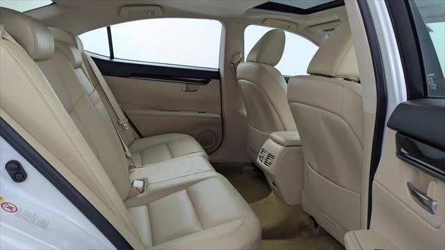 2014 Lexus ES 6th Gen - Image 16 of 20