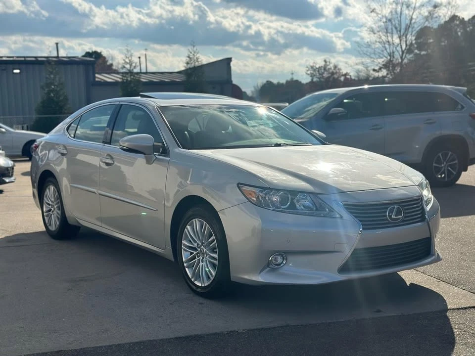 2014 Lexus ES 6th Gen - Image 7 of 19