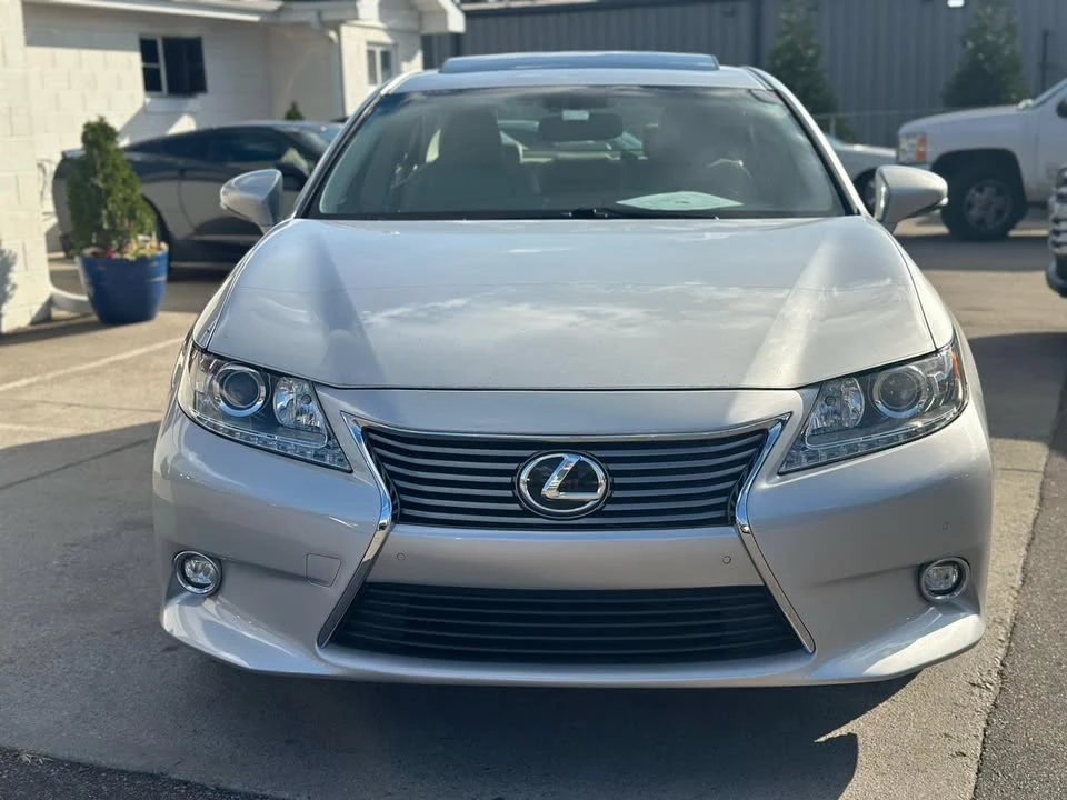 2014 Lexus ES 6th Gen - Image 8 of 19