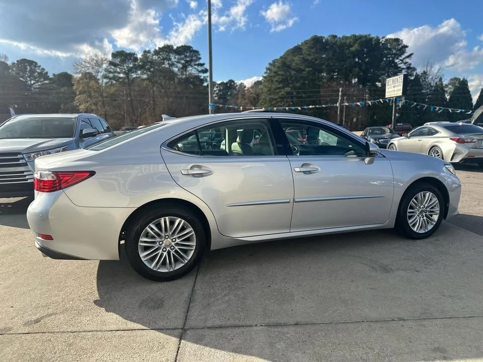 2014 Lexus ES 6th Gen - Image 5 of 19