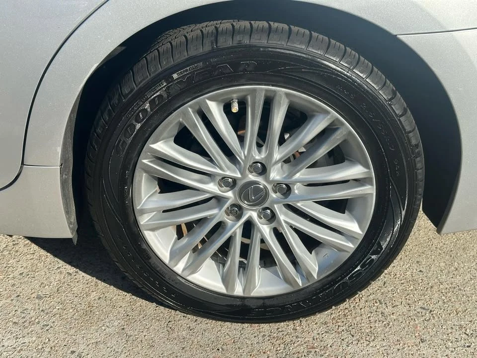 2014 Lexus ES 6th Gen - Image 12 of 19