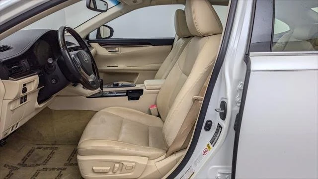 2014 Lexus ES 6th Gen - Image 11 of 20