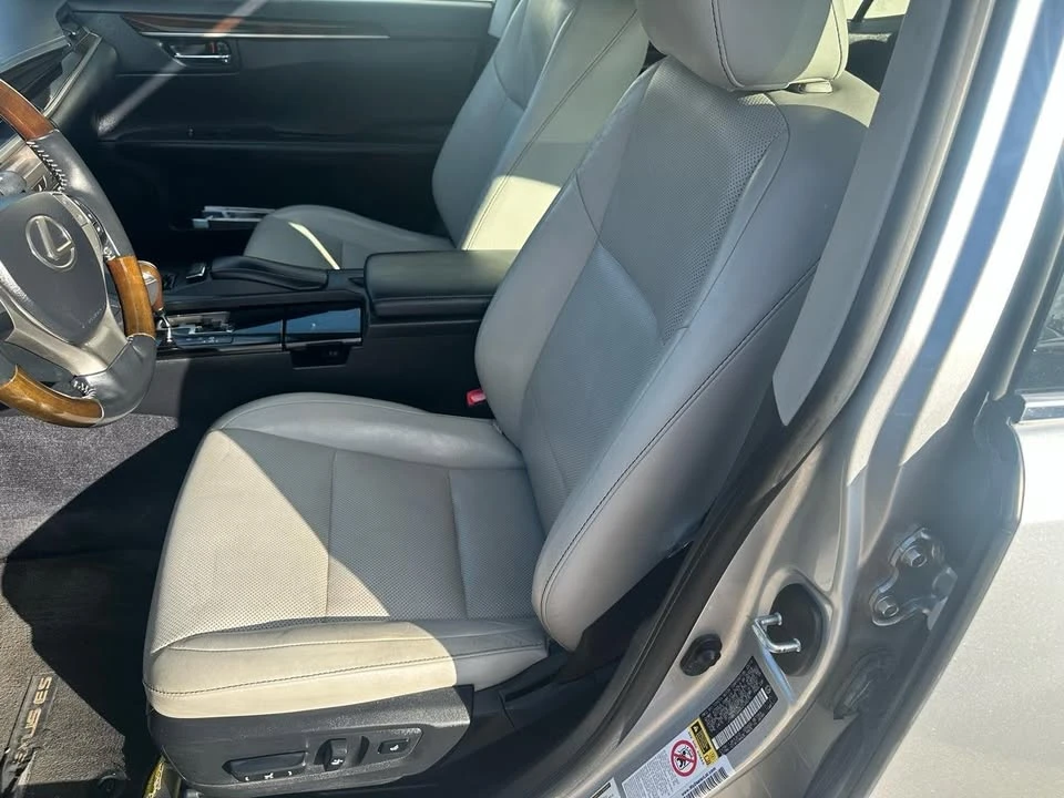 2014 Lexus ES 6th Gen - Image 17 of 19