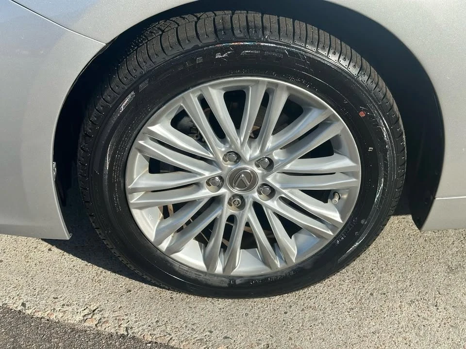 2014 Lexus ES 6th Gen - Image 13 of 19