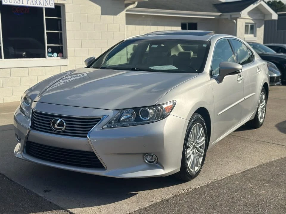 2014 Lexus ES 6th Gen - Image 9 of 19