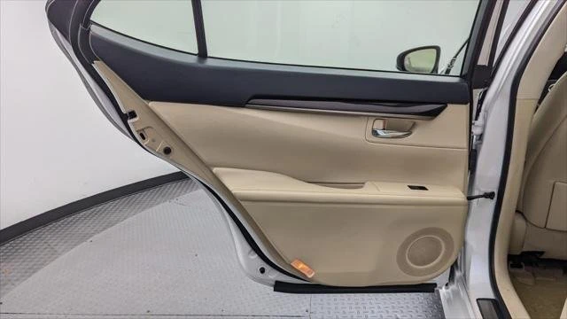 2014 Lexus ES 6th Gen - Image 12 of 20