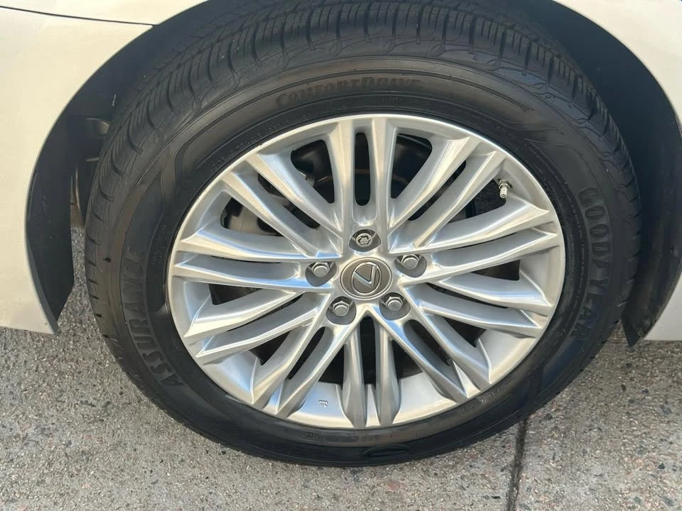 2014 Lexus ES 6th Gen - Image 14 of 19