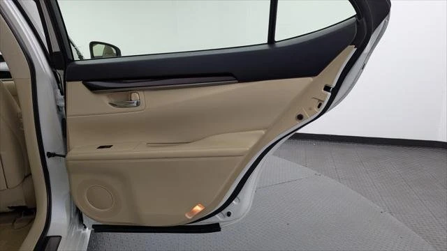 2014 Lexus ES 6th Gen - Image 17 of 20