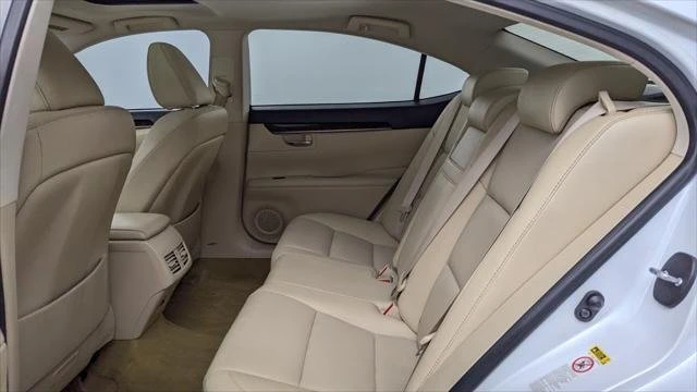 2014 Lexus ES 6th Gen - Image 13 of 20