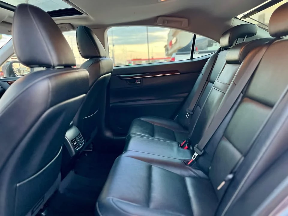 2014 Lexus ES 6th Gen - Image 8 of 17