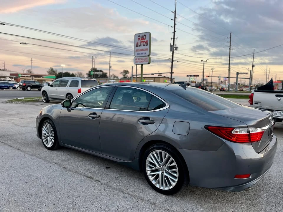 2014 Lexus ES 6th Gen - Image 16 of 17