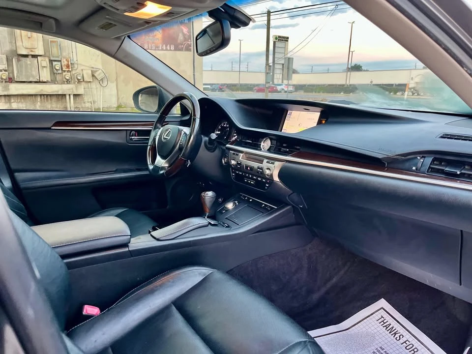 2014 Lexus ES 6th Gen - Image 9 of 17