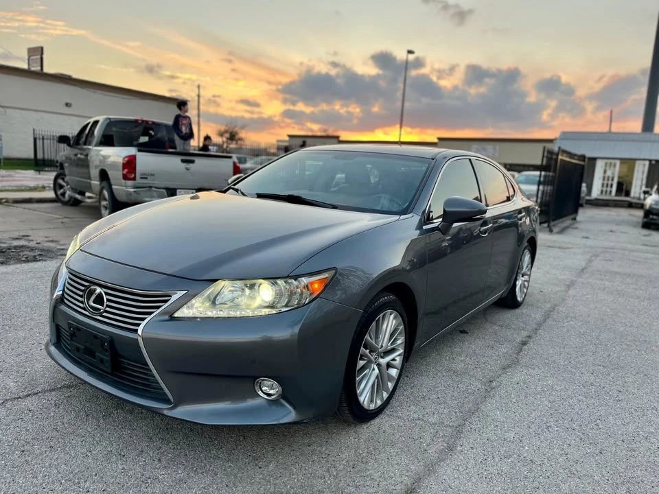 2014 Lexus ES 6th Gen - Image 15 of 17
