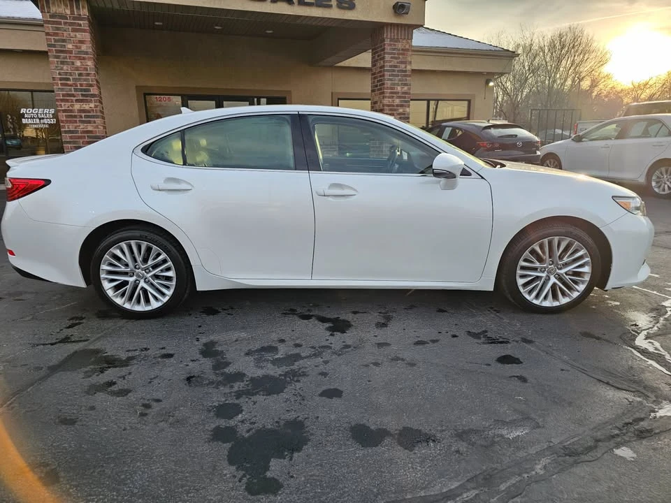 2014 Lexus ES 6th Gen - Image 12 of 21